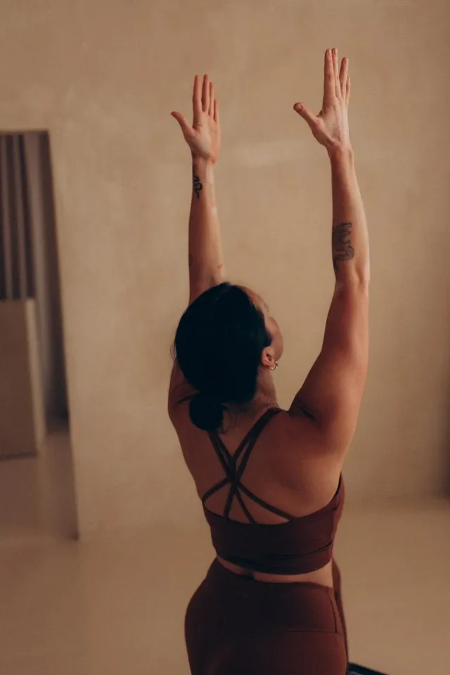 Praktyka jogi w Tierra Yoga Studio