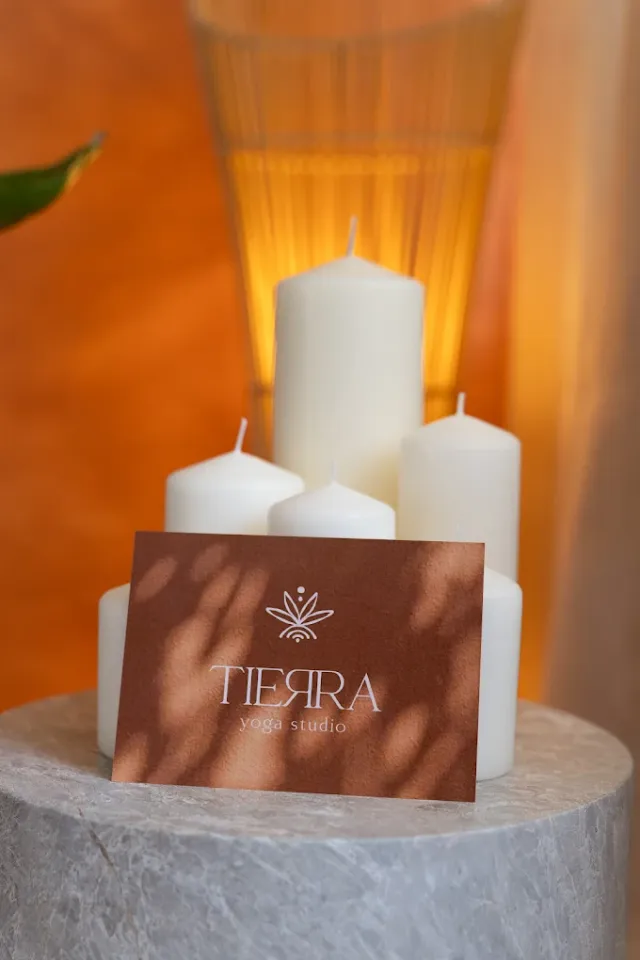 Wizytówka Tierra Yoga Studio ze świecami